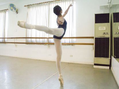 Celine Astrologo, de 14 años, durante las lecciones de ballet.