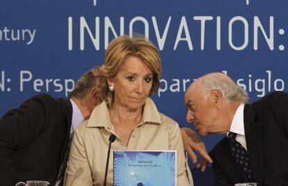 Esperanza Aguirre y el presidente del BBVA, Francisco González (dcha), en un acto de presentación de un libro.
