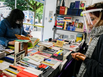 Una mujer mira un libro en la Feria del libro de 2020 de Santiago de Compostela.