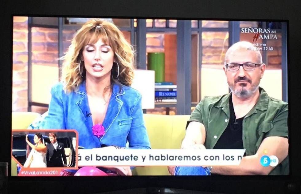 Nuestro 'infiltrado' en la prensa rosa junto a Emma García en el programa 'Viva la vida', de Telecinco.