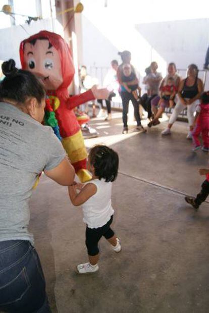 Cuando un niño cumple años, es agasajado con una piñata.