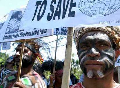 Indígenas de Papúa Nueva Guinea se manifiestan frente al consulado de Estados Unidos en Denpasar, Bali (Indonesia).