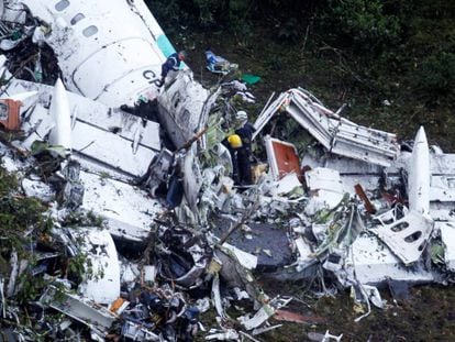 Treballadors de rescat a l'interior de l'avió sinistrat prop de Medellín (Colòmbia).