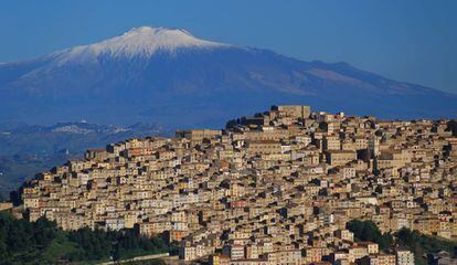 La localidad siciliana de Gangi, con el Etna al fondo.