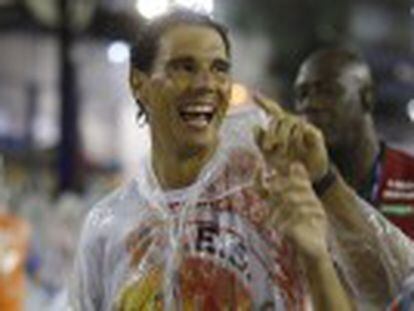 El tenista español, invitado por Kuerten, acudió con Ferrer a bailar al carnaval de Río de Janeiro