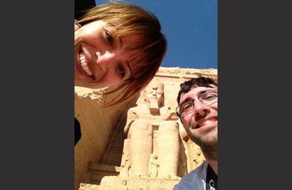 La foto ganadora es un clásico: Abu Simbel. Estos templos egipcios fueron excavados en la roca durante el reinado del faraón Ramsés II en el siglo XIII antes de Cristo. "A pesar de que Ramses II hizo muy bien su parte y se mantuvo quieto me costó un poquito que saliéramos los tres, algún viajero me ofreció su ayuda... ¡pero era requisito autoimpuesto que fuera un 'selfie'!", bromea la autora de la foto, Mila Borja, que se ha ganado un viaje para dos a Toulouse.