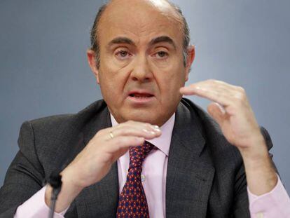 El ministro de Econom&iacute;a, Luis de Guindos, durante una rueda de prensa posterior al Consejo de Ministros. EFE/Archivo
