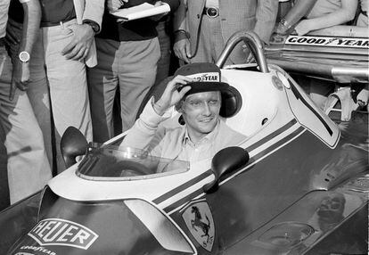 El austriaco Niki Lauda, al volante de su Ferrari 312 T2, en Fiorano, el 7 de septiembre de 1976, un mes después de sufrir el accidente en el Gran Premio de Alemania. 