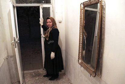 Sakineh Ashtianí, en la entrada de su casa en Osku, en la provincia iraní de Azerbaiyán Oriental, en una foto difundida por PressTV.