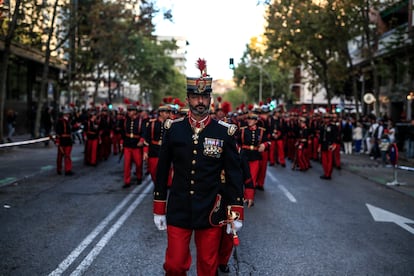 Guardias reales esperan al arranque de la parada militar.