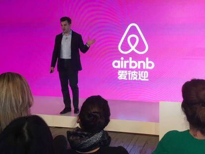 El consejero delegado de Airbnb, Brian Chesky, presenta la nueva marca de la empresa en China.