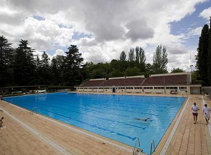 La piscina principal de la Casa de Campo de Madrid, prácticamente vacía por el mal tiempo antes de la crisis del coronavirus.