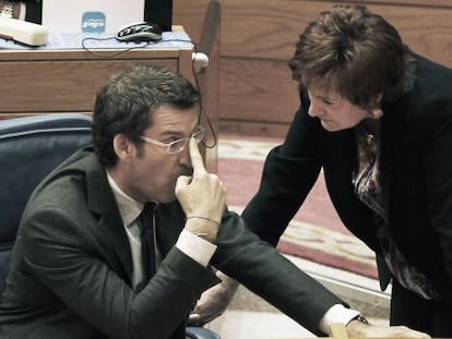 Feij&oacute;o, con la conselleira de Sanidade, Roc&iacute;o Mosquera, en el Parlamento en febrero pasado.