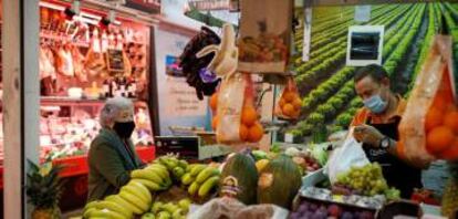 Vista de los puestos de alimentación en el Mercado de Santa María de la Cabeza en Madrid.