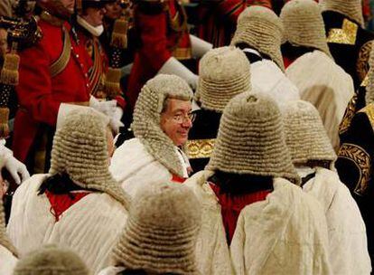 Un grupo de lores, en la Galería Real del Parlamento británico.