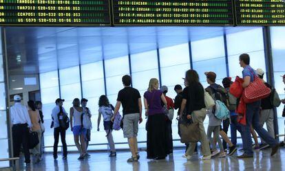 Viajeros en la terminal T-4 del aeropuerto de Madrid-Barajas.