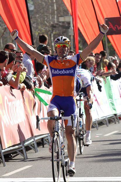 Óscar Freire al cruzar la meta en la penúltima etapa de la Vuelta a Andalucía.