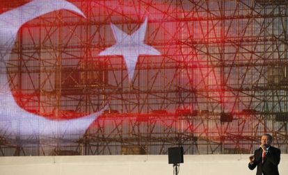 Erdogan ofrece un discurso en un mitin celebrado en Estambul.