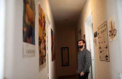 Alberto Haj-Saleh en su casa de alquiler de la que le quieren echar para hacer pisos turísticos.