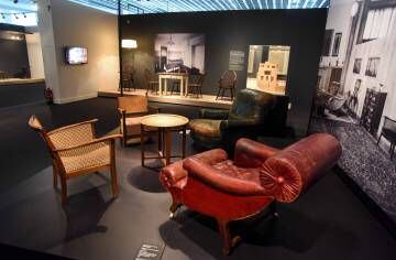 Recreación del salón de la Villa Müller, con la mesa turca y el sillón con descanso para las rodillas, en la exposición del Museo del Diseño.