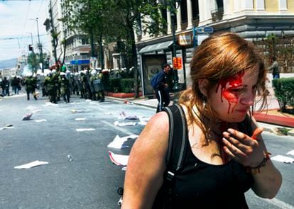 Una joven herida en los incidentes ocurridos en una manifestación en el centro de la capital griega.
