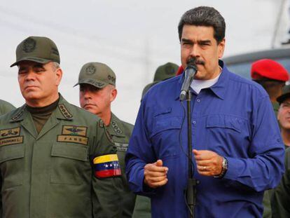 Nicolás Maduro junto a su ministro de Defensa, Vladimir Padrino, durante un acto con militares este viernes, en Aragua (Venezuela). En vídeo, Maduro califica de "buenas noticias" el inicio de conversaciones con la oposición venezolana.