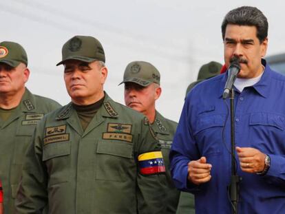 Nicolás Maduro junto a su ministro de Defensa, Vladimir Padrino, durante un acto con militares este viernes, en Aragua (Venezuela). En vídeo, Maduro califica de "buenas noticias" el inicio de conversaciones con la oposición venezolana.