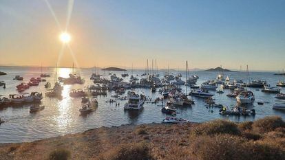 Foto de la concentración de embarcaciones de recreo en el entorno natural de la Isla del Ciervo, en el Mar Menor.