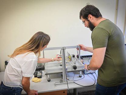 Investigadores de la Universidad Politécnica de Valencia con el sistema de medición ultrasónico de alimentos.