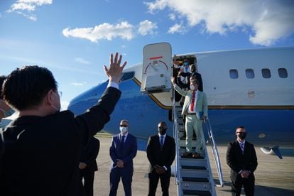 Nancy Pelosi se despide antes de su salida de Taiwan.