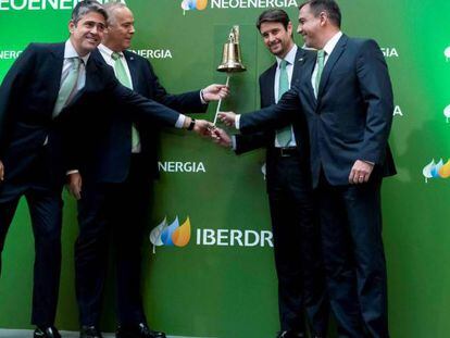 Mario Ruiz-Tagle, ex CEO de Neoenergía, segundo por la izquierda, en una foto de archivo.
 