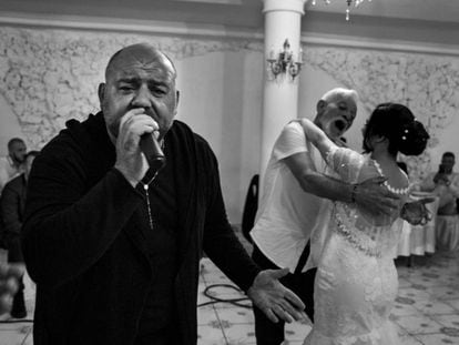 El cantante neomelódico Leo Ferrucci, canta en una boda.