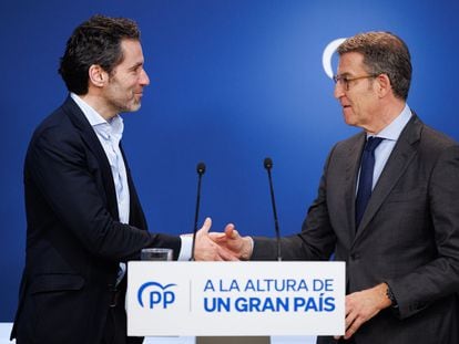 El presidente del PP, Alberto Nuñez Feijóo (derecha), acompañado de Borja Sémper, durante la rueda de prensa del lunes en la sede de Génova en Madrid.