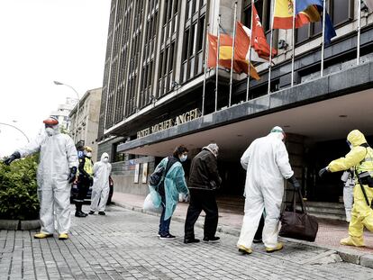 Ambiente en torno al Hotel Miguel Angel, que ha sido medicalizado, con la llegada de la UME y varios pacientes.