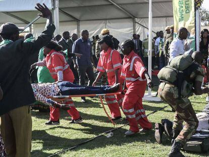 Efectivos de emergencias trasladan a un herido durante un mitin del presidente Emmerson Mnangagwa, este sábado en Zimbabue. 