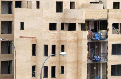 Obras de construcci&oacute;n de bloques de vivienda nueva en el PAU Arroyo del Fresno de Madrid.