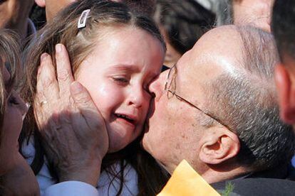 Michel Aun abraza a su nieta a su llegada a Beirut.