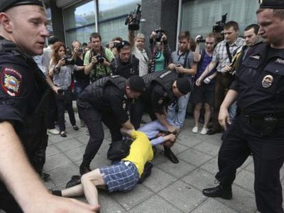 Manifestantes a favor de los derechos de los homosexuales, este martes frente a la Duma.