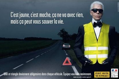 Campaña francesa por la seguridad vial, protagonizada por el diseñador Karl Lagerfeld (2008. El cartel reza: “Es amarillo, es feo y no pega con nada. Pero le puede salvar la vida”.