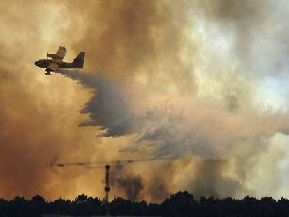 Un avión de bomberos lanza agua sobre un incendio fuera del pueblo de Pedrogao Grande, Portugal , el 19 de junio de 2017.