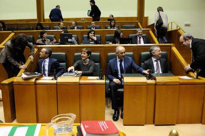Iñigo Urkullu y miembros de su gabinete durante el pleno del Parlamento de este viernes.