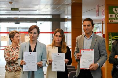 Los portavoces de la izquierda presentan en Registro de la Asamblea de Madrid una petición para la formación de una comisión que investigue las muertes en residencias. En primer término, de izquierda a derecha, Mónica García (Más Madrid), Alejandra Jacinto (Unidas Podemos) y Juan Lobato (PSOE), este jueves.