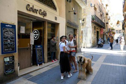 Un carrer comercial de Tarragona, aquest dilluns.