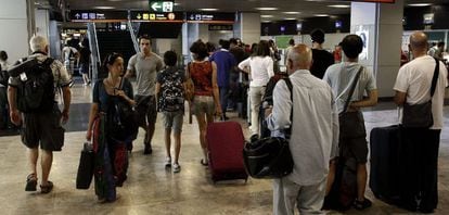 Tr&aacute;fico de viajeros y maletas en el aeropuerto de Barajas.