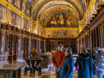 El salón principal, también llamado salón de los frescos, de la biblioteca del Real Monasterio de El Escorial (Madrid). 