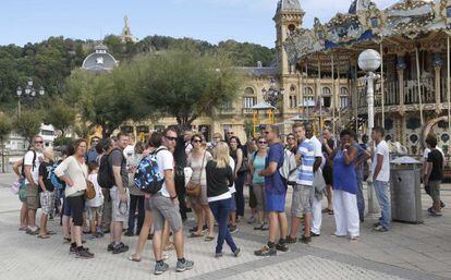 Un grupo de turistas por las calles de San Sebastián.