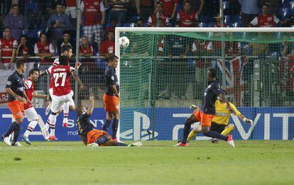Gervinho marca el segundo gol para el Arsenal.