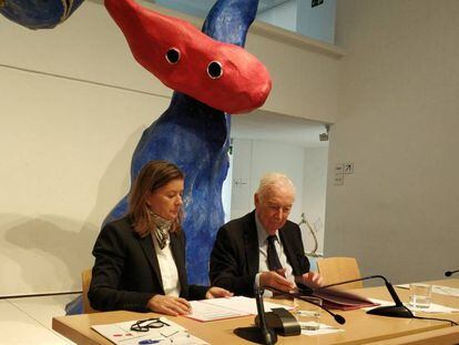 Sara Puig i Vila Casas signen l'acord pel qual el mecenes donarà un milió d'euros en 10 anys a la fundació.