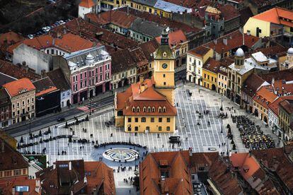 Vista aérea de la plaza Sfatului, en Brasov (Rumania).