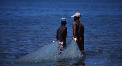 Hombres pescando en Mozambique.